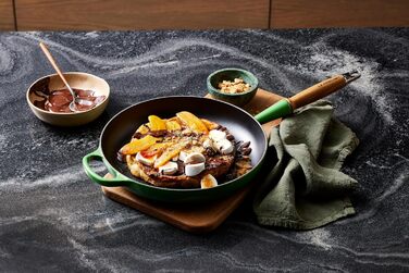 Сковорода чугунная 28 см с деревянной ручкой, зеленый Signature Le Creuset