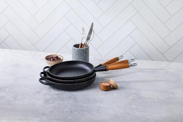 Сковорода чугунная 24 см с деревянной ручкой, черный Signature Le Creuset