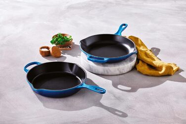 Чавунна сковорода LE CREUSET Signature, кругла, Ø. Для всіх типів плит, вкл. підходить для індукції, 1,93 кг, гранатовий, 20182239490422 (блакитний, 23 см)