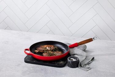 Сковорода чавунна 26 см з дерев'яною ручкою, вишнево-червоний Signature Le Creuset