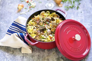Чавунна каструля/кокотниця STAUB, кругла, 8,35 л, функція Ароматичний дощ для оптимального зволоження, для всіх типів варильних поверхонь, включаючи індукційні та духові шафи, (вишнево-червона, 24 см)