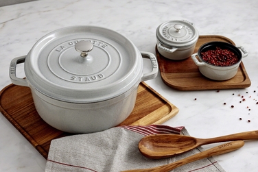 Каструля / жаровня 28 см з кришкою біла La Mer Staub