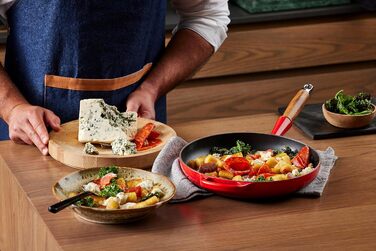 Сковорода чавунна 26 см з дерев'яною ручкою, вишнево-червоний Signature Le Creuset