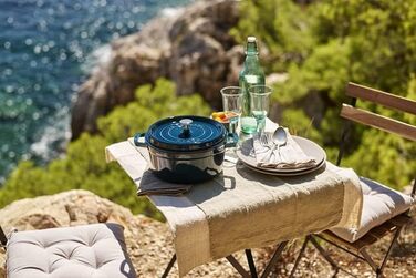 Чавунна жаровня/кокотниця STAUB, кругла 8,35 л, функція Ароматичний дощ для оптимального зволоження, для всіх типів варильних поверхонь, включаючи індукційні та духові шафи, (La Mer, 24 см)