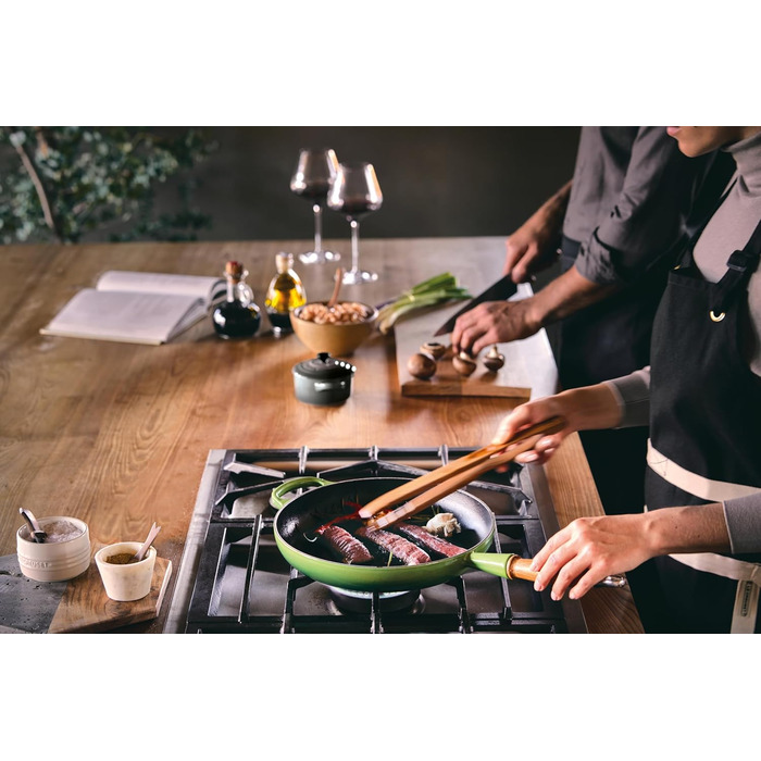 Сковорода чугунная 28 см с деревянной ручкой, зеленый Signature Le Creuset