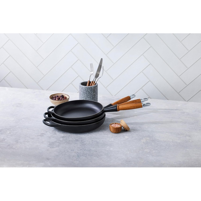 Сковорода чугунная 24 см с деревянной ручкой, черный Signature Le Creuset