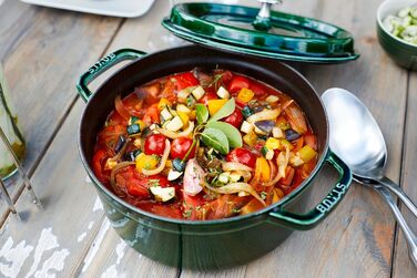 Чавунна каструля/кокотниця STAUB, кругла, 8,35 л, функція Ароматичний дощ для оптимального зволоження, для всіх типів варильних поверхонь, включаючи індукційну та духовку, (базилік/зелений, 26 см)