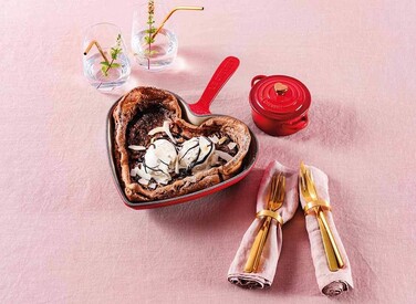 Сервірувальна сковорода у формі серця, червона Heart Le Creuset