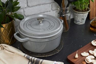 Чавунна каструля/кокотниця STAUB, кругла, 8,35 л, функція Ароматичний дощ для оптимального зволоження, для всіх типів варильних поверхонь, включаючи індукційні та духові шафи, (графітовий сірий, 22 см)