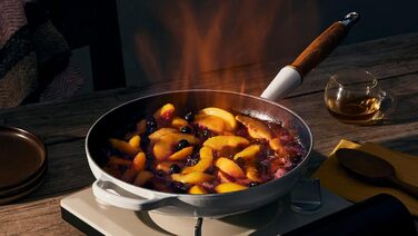 Сковорода чавунна 26 см з дерев'яною ручкою, Морська сіль Signature Le Creuset