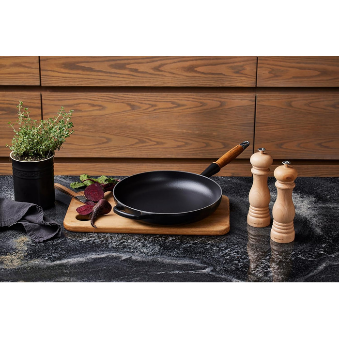 Сковорода чавунна 26 см з дерев'яною ручкою, Морська сіль Signature Le Creuset