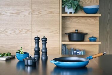 Сковорода чавунна 28 см з дерев'яною ручкою, темно-бірюзовий Signature Le Creuset