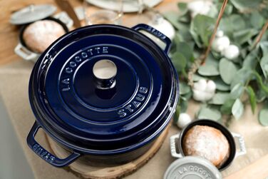 Чавунна жаровня/кокотниця STAUB, кругла, 8,35 л, функція Ароматичний дощ для оптимального зволоження, для всіх типів варильних поверхонь, включаючи індукційні та духові шафи, (темно-синій, 22 см)
