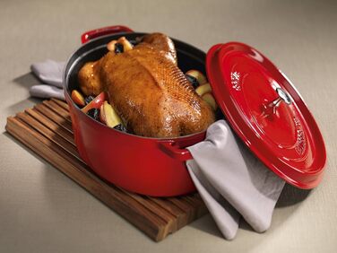Чавунна жаровня/кокот STAUB, овальна 6,7 л, (29 см, вишнево-червона)