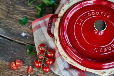 Чавунна каструля/кокотниця STAUB, кругла, 8,35 л, функція Ароматичний дощ для оптимального зволоження, для всіх типів варильних поверхонь, включаючи індукційні та духові шафи, (вишнево-червона, 24 см)