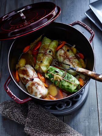 Чавунна жаровня/кокотниця STAUB, кругла 8,35 л, функція Ароматичний дощ для оптимального зволоження, для всіх типів варильних поверхонь, включаючи індукційні та духові шафи, (Гренадін, 24 см)