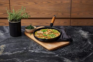 Сковорода чавунна 28 см з дерев'яною ручкою, чорний Signature Le Creuset
