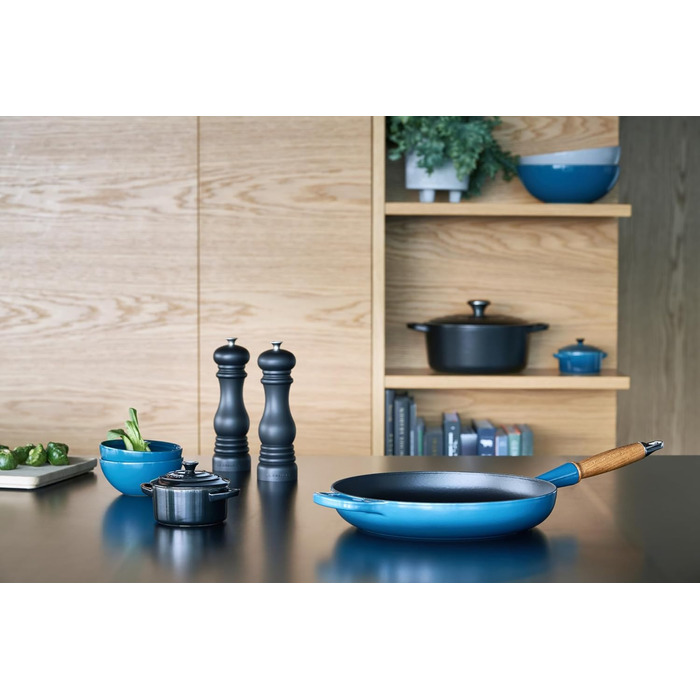 Сковорода чавунна 28 см з дерев'яною ручкою, темно-бірюзовий Signature Le Creuset