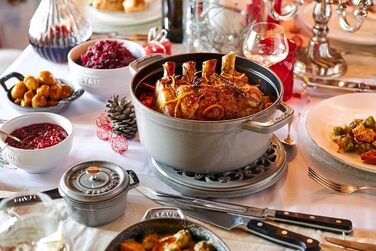 Чавунна каструля/кокотниця STAUB, кругла, 8,35 л, функція Ароматичний дощ для оптимального зволоження, для всіх типів варильних поверхонь, включаючи індукційні та духові шафи, (графітовий сірий, 34 см)