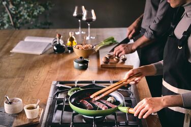 Сковорода чугунная 28 см с деревянной ручкой, зеленый Signature Le Creuset