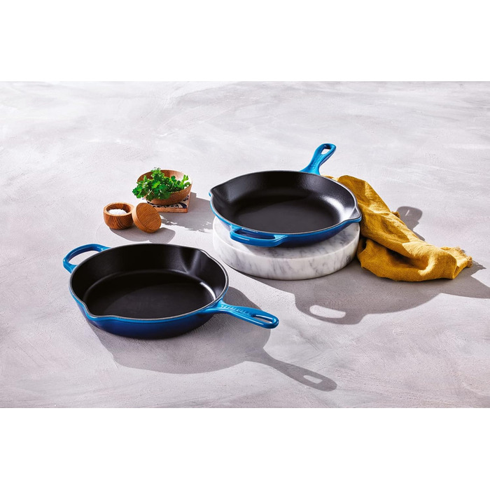 Чавунна сковорода LE CREUSET Signature, кругла, Ø. Для всіх типів плит, вкл. підходить для індукції, 1,93 кг, гранатовий, 20182239490422 (блакитний, 23 см)