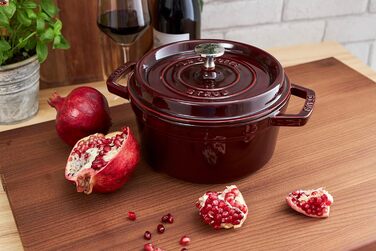 Чавунна жаровня/кокотниця STAUB, кругла 8,35 л, функція Ароматичний дощ для оптимального зволоження, для всіх типів варильних поверхонь, включаючи індукційні та духові шафи, (Гренадін, 24 см)
