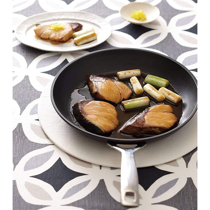 Cковорода 22 см плоска з антипригарним покриттям, чорна Le Creuset
